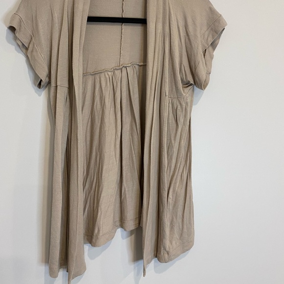 •2/$20• Forever 21 Y2K Taupe-Colored Short-Sleeved Cardigan - Picture 3 of 7